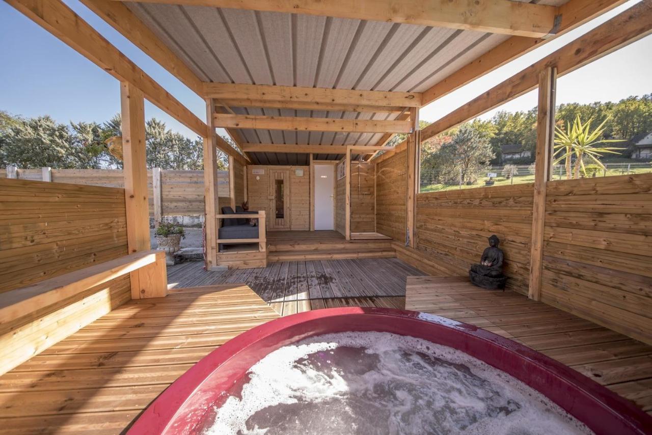 La Colline Aux Chalets, Jaccuzi, Sauna Saint-Chamarand Exterior photo
