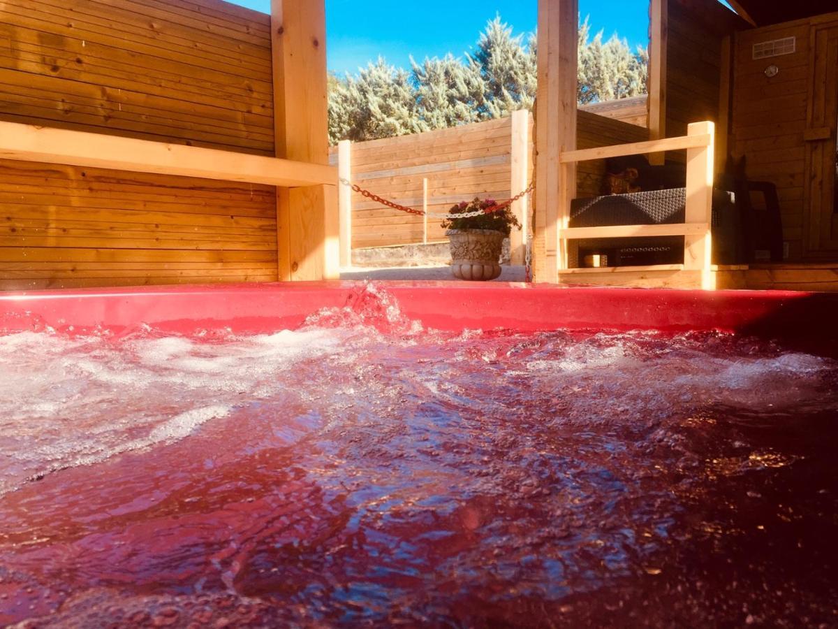 La Colline Aux Chalets, Jaccuzi, Sauna Saint-Chamarand Exterior photo