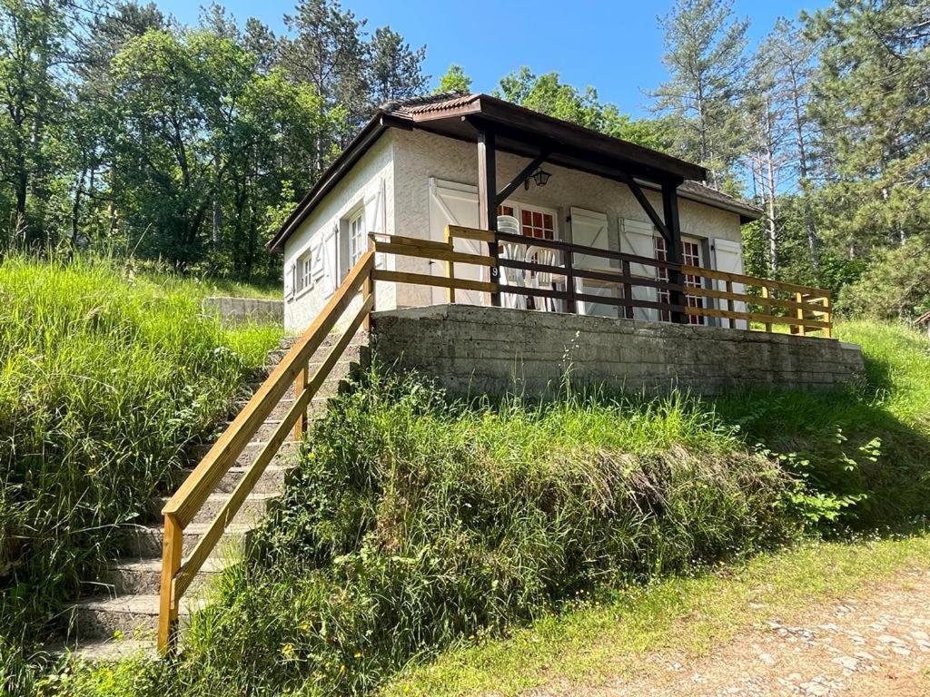 La Colline Aux Chalets, Jaccuzi, Sauna Saint-Chamarand Exterior photo